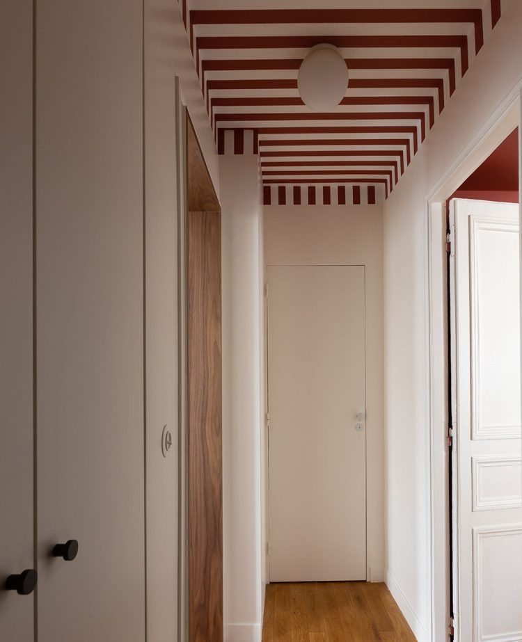 plafond-rayures-bordeaux-couloir-chapithome