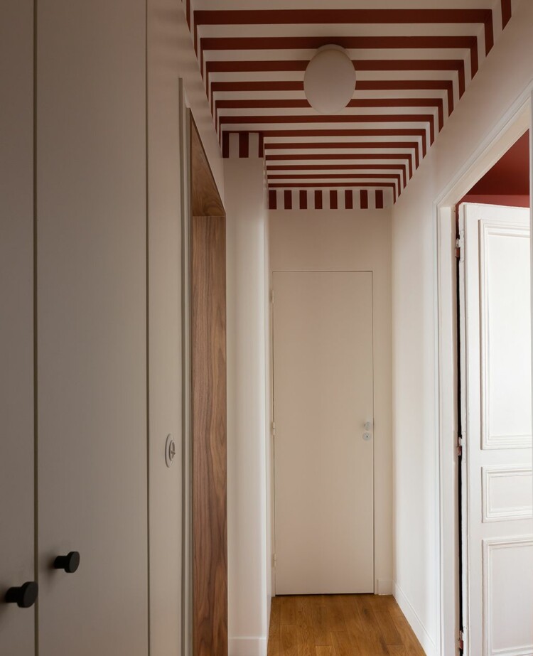 plafond-rayures-bordeaux-couloir-chapithome plafond-rayures-bordeaux-couloir-chapithome