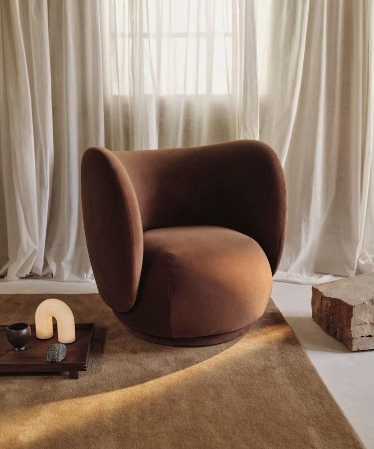tendances-design-2026-fauteuil-sculptural-formes-enveloppantes